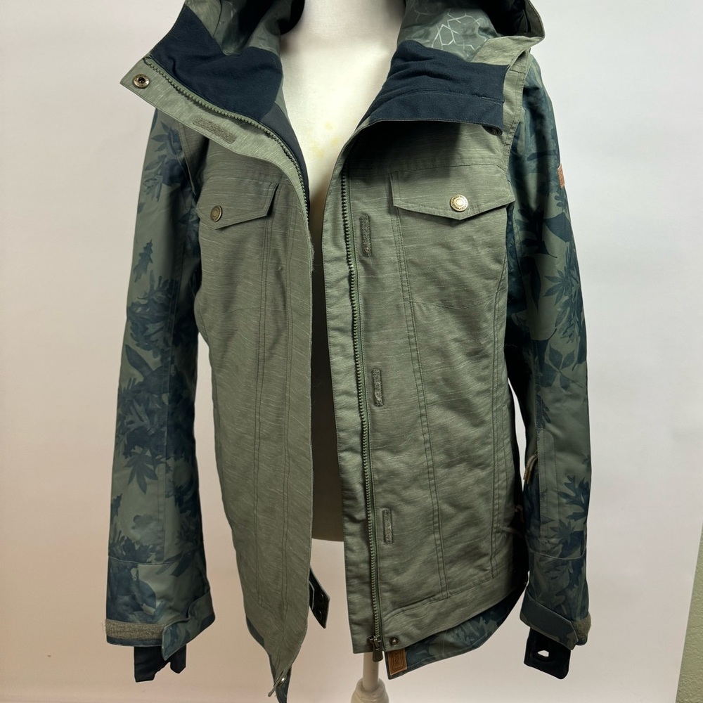 Like New, Roxy Womens Snowboard/Ski Jacket, 10k Dryflight- Size Medium